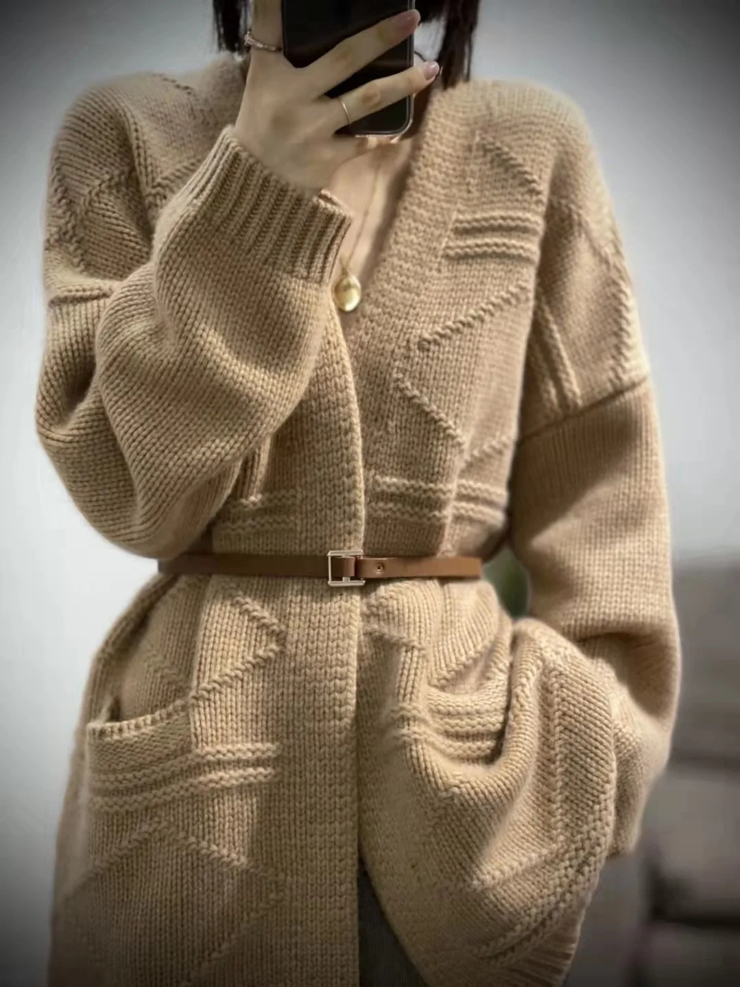 

Heavy 100% pure cashmere cardigan women's loose padded coat long V-neck knitted sweater in autumn and winter.