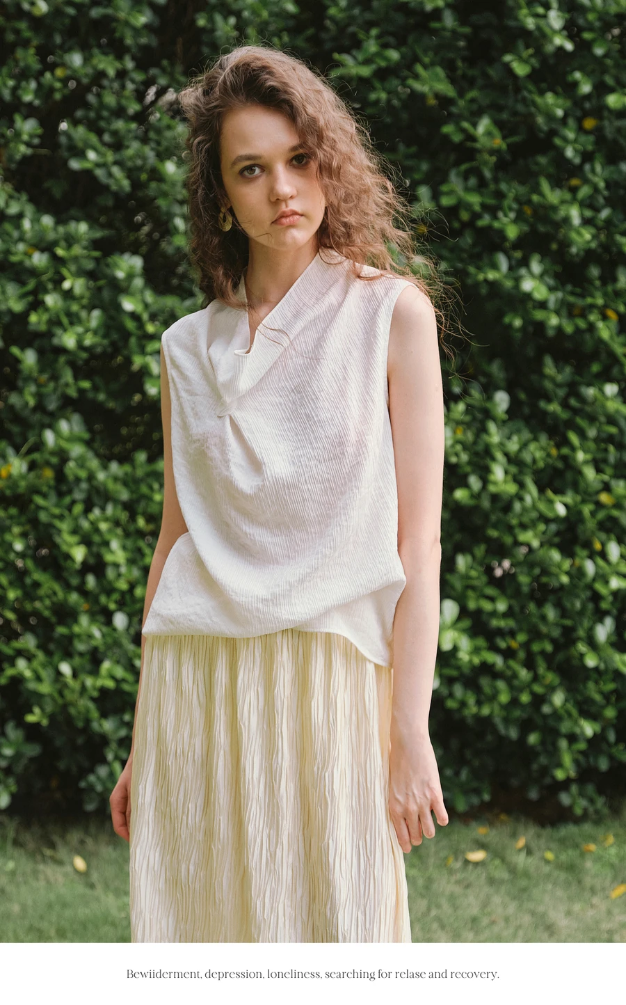 

OLrain Women's Summer 2025 Blouse Flowing Collar Sleeveless Design Button-up White Crinkled Fabric Clothes For Woman O57XX98059