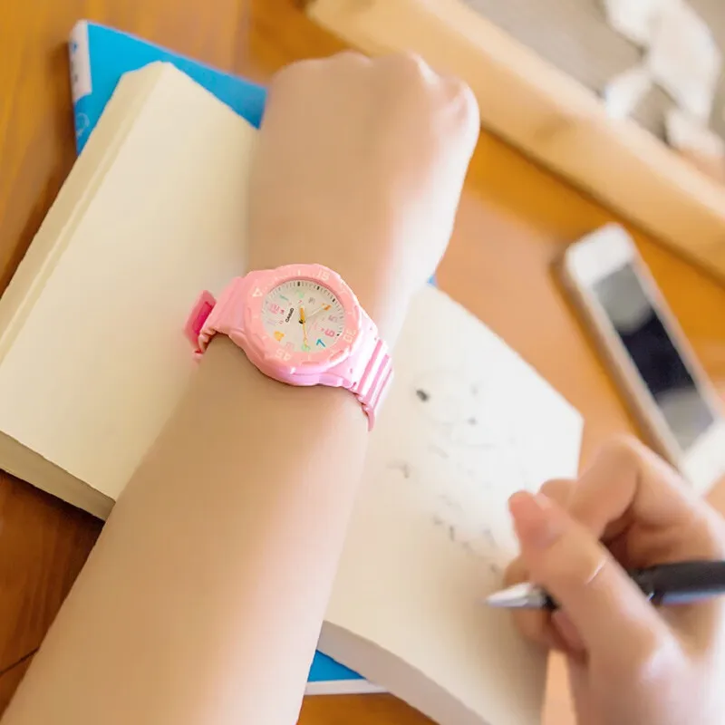 ساعة كاسيو للرجال 30 متر كوارتز مقاومة للماء، ساعة عصرية للجنسين مع عقارب مضيئة مثالية للطلاب