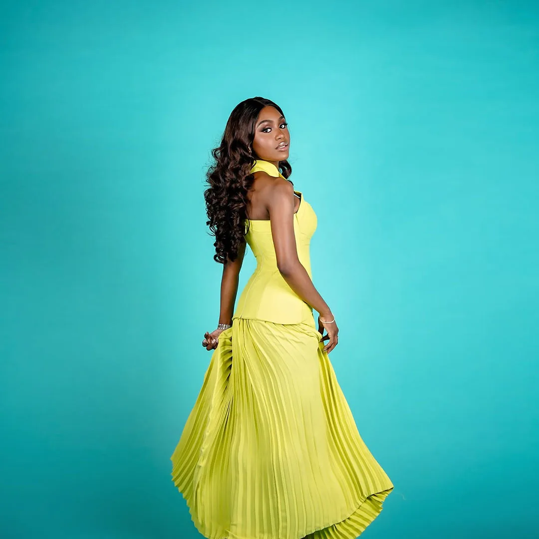 

Sexy Yellow Halter Evening Dress Simple Pleated Draped Floor Length Party Dresses Zipper Back Sleeveless African Celebrity Gowns
