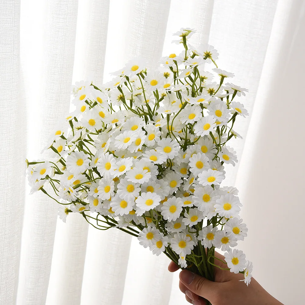 A bouquet of small daisy artificial flowers European-style living room dining table floral arrangement decoration with dried cha