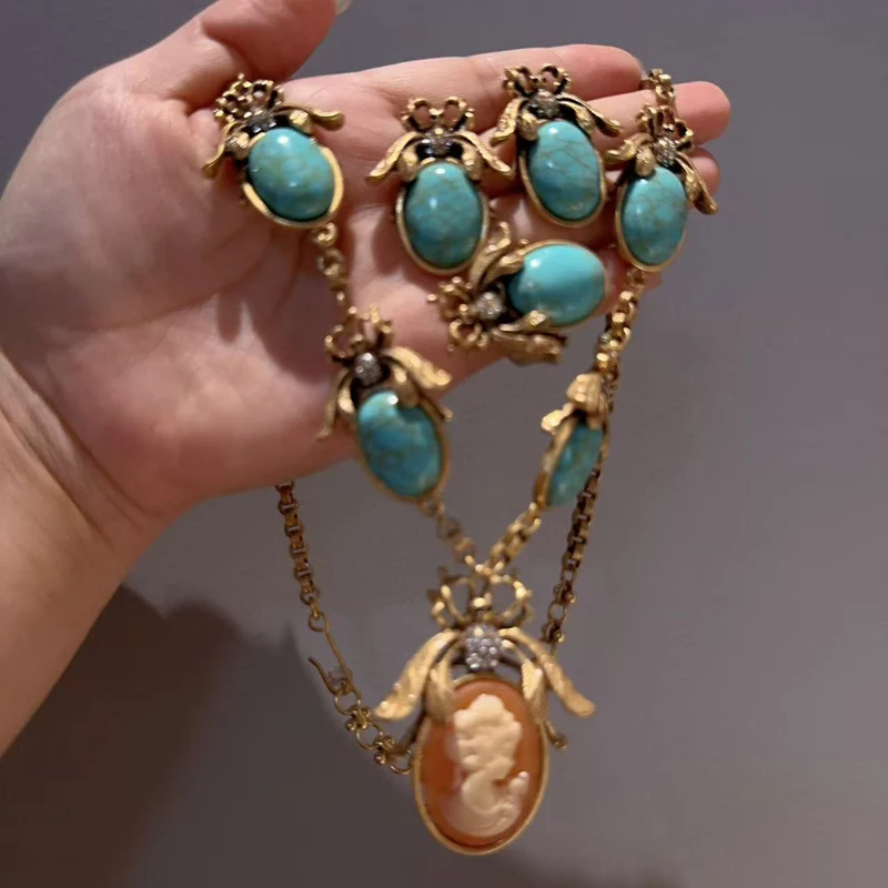 

Vintage Cameo Head Portrait Turquoise Jewelry Sets Antique Gold Plated Rhinestone Bee Pendant Necklace Earrings Ring For Women