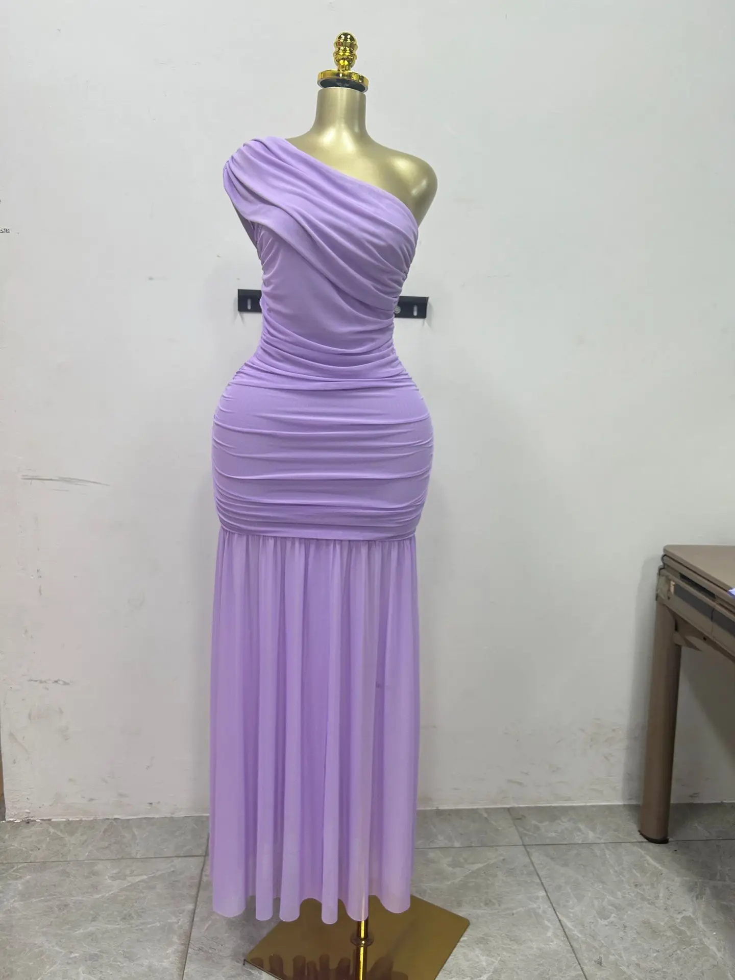 Wiosenna nowa sukienka damska 2025 w jednolitym kolorze bez rękawów ze skośnym kołnierzem składana dopasowana długa sukienka z rozcięciem