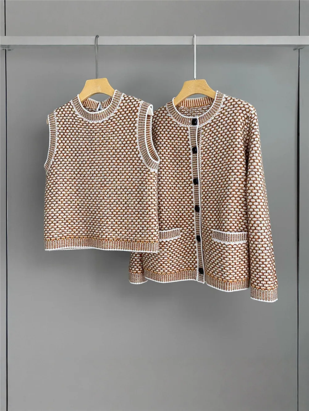 

Women's Autumn And Winter New Color Blocked Jacquard Wool Round Neck Vest+Fashionable Cardigan Sweater Two-Piece Set