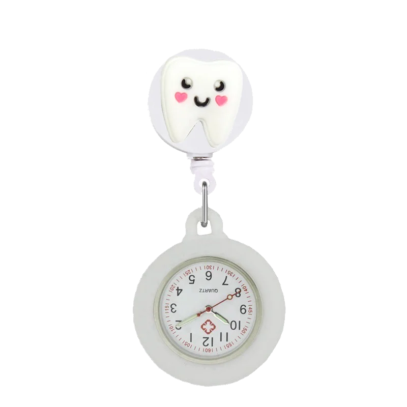 YiJia-Belle montre de poche à quartz pour infirmière, bobine d'insigne rétractable, thème médical de dessin animé, étui en silicone