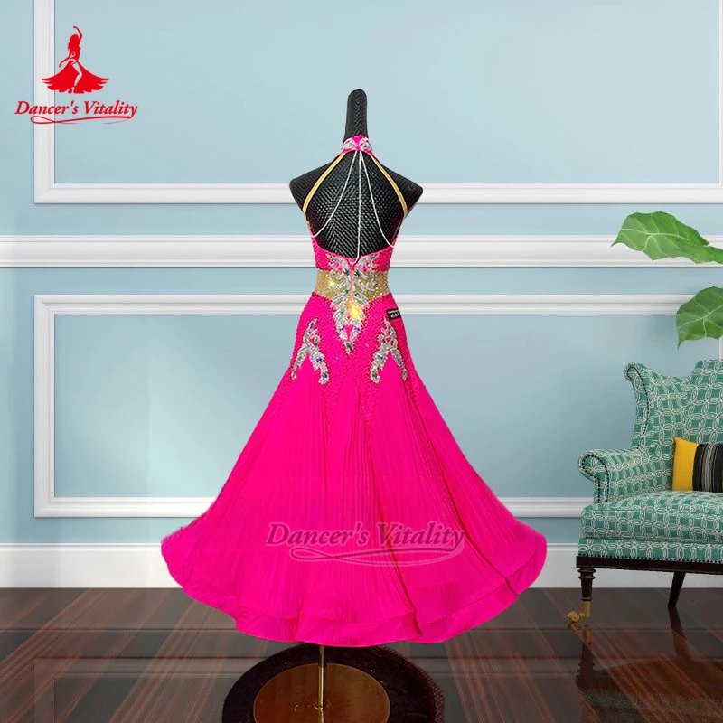 Sukienki do tańca towarzyskiego w kolorze intensywnego różu, z wysokim dekoltem, podkreślające biodra, z możliwością personalizacji, zapewniające energię tancerki, idealne do walca, tanga, plisowane, z dużym zamachem.