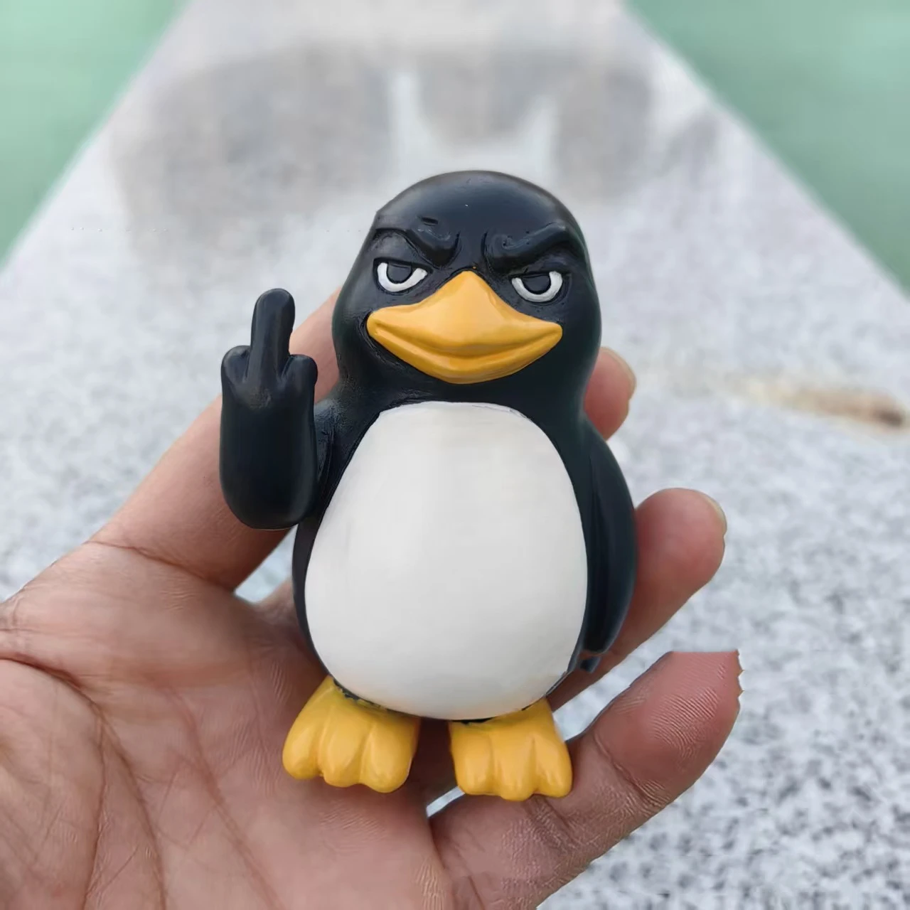 Middle Finger Penguin Resin Statue Unique Desk Ornaments Interesting Small Sculpture for Home Office Decor Gift