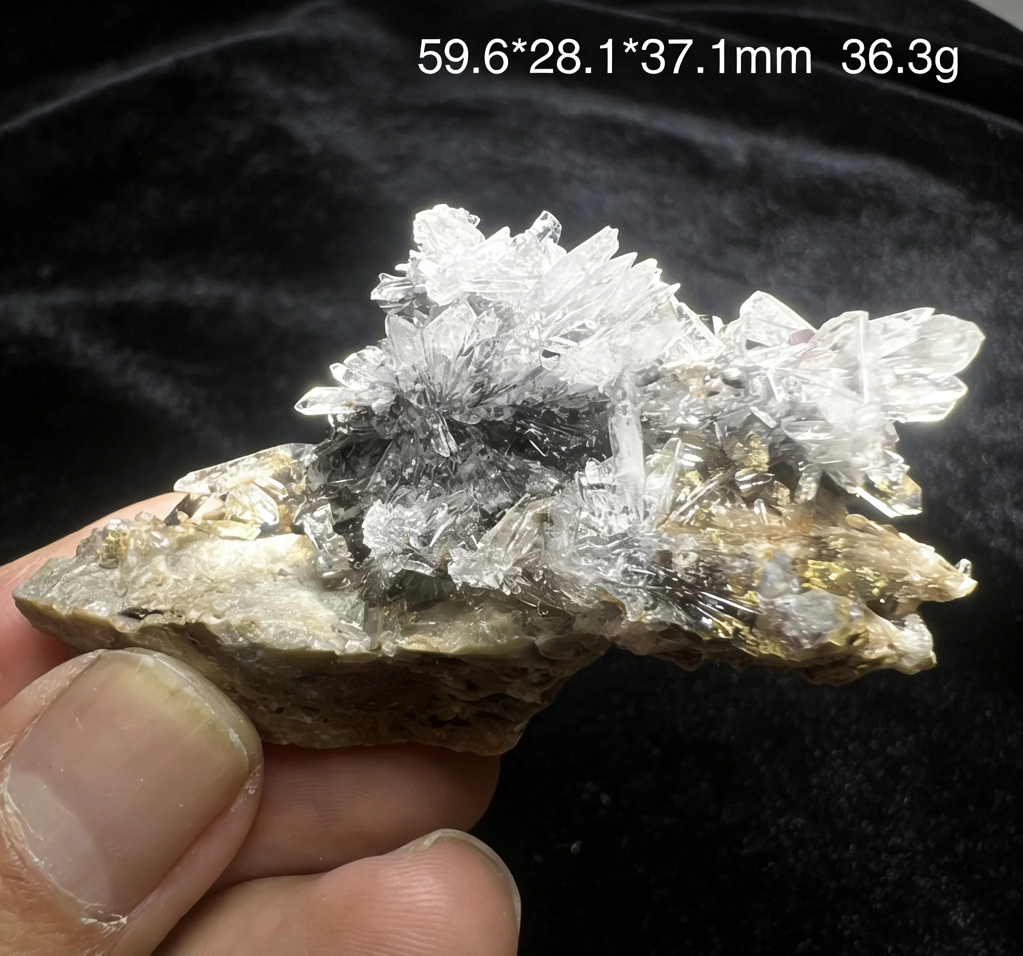 Natural gypsum flower mineral crystal rock specimen, original stone, odd stone, decorative item for collection and appreciation