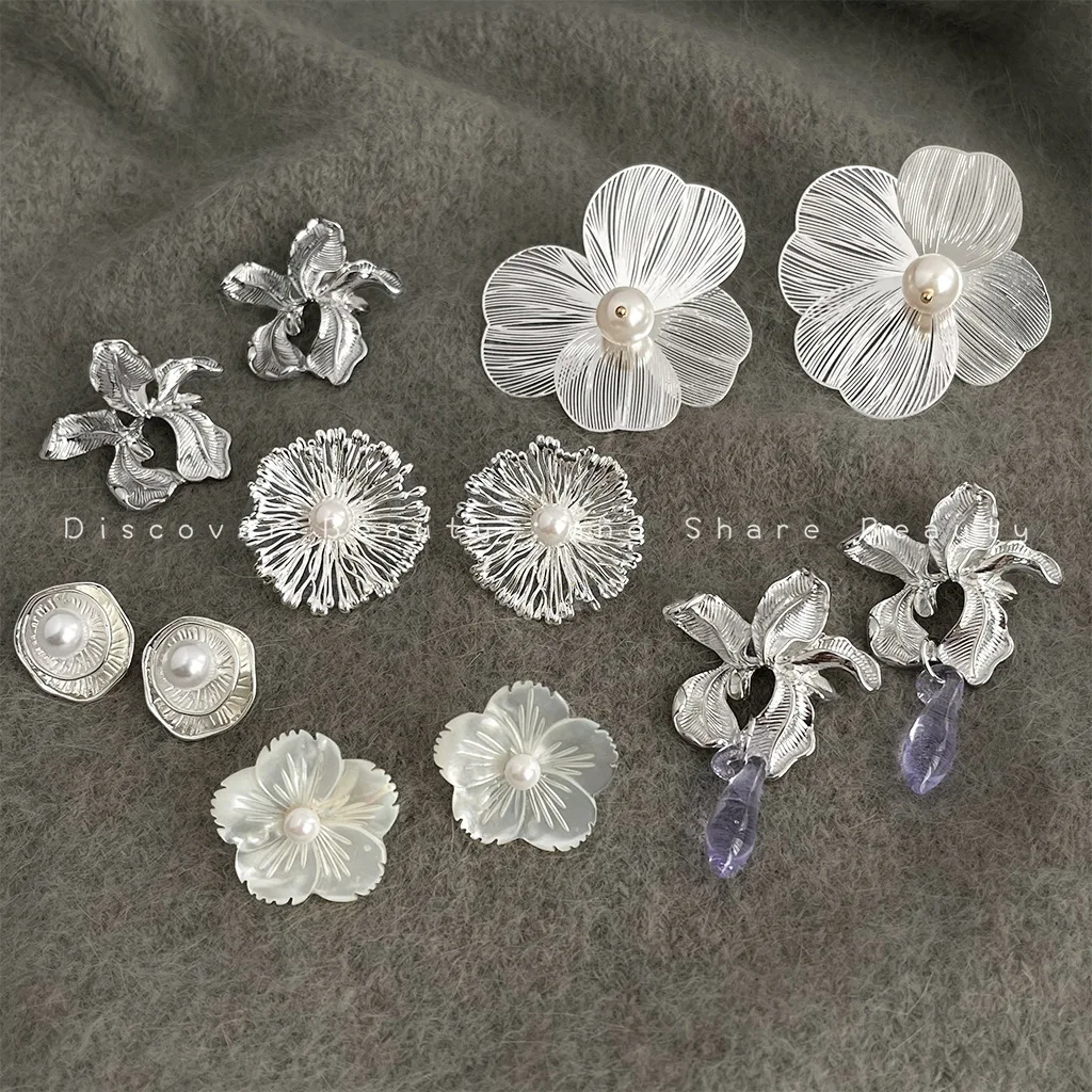 

DIY accessories Personal cold wind exaggerated flower earrings women's niche design versatile pearl stud earrings French super f