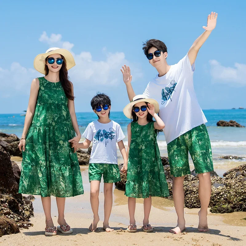 

Holiday Couple Look Family Clothes Vacation Mom and Daughter Sleeveless Dress Beach Dad and Son T Shirt Shorts Two Piece Outfits