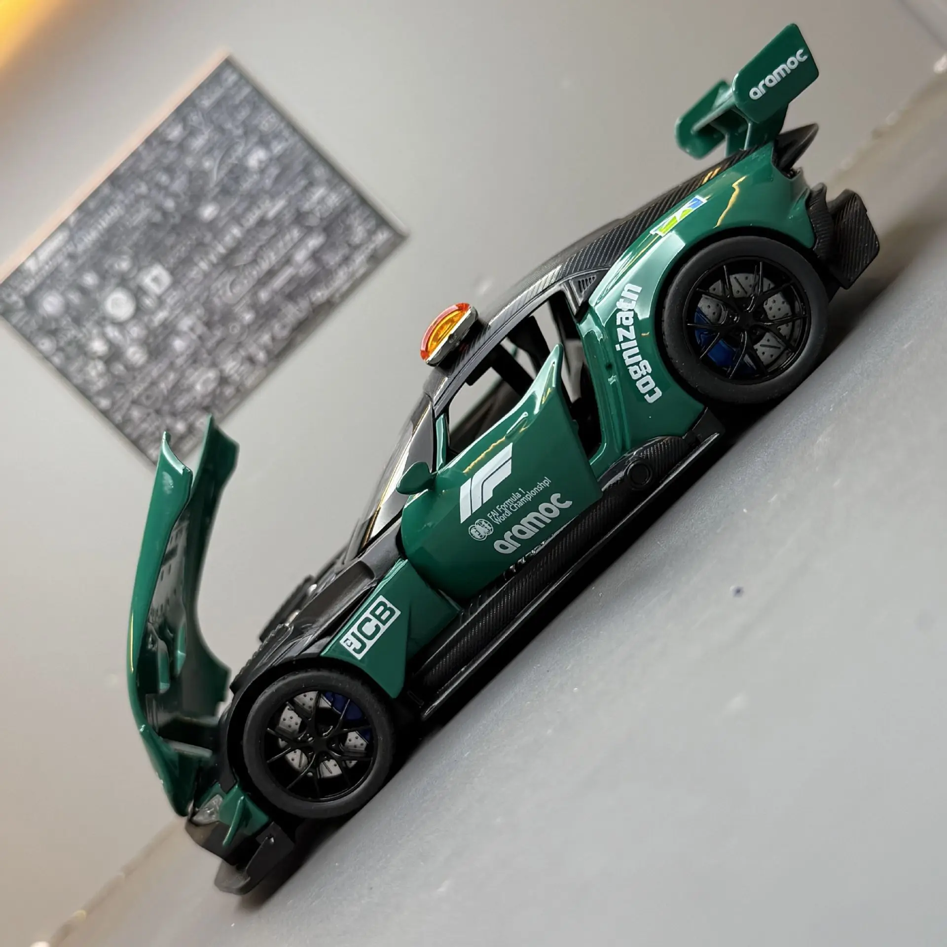 1:32 VULCAN 합금 스포츠카 모델 장난감 다이캐스트 금속 문 열림 소리와 빛 풀백 미니어처 자동차 소년 크리스마스 선물