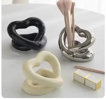 Ceramic Toothbrush Holder Creative Heart Shaped Toothpaste Holder Dressing Table Makeup Brush Storage Rack Bathroom Supplies