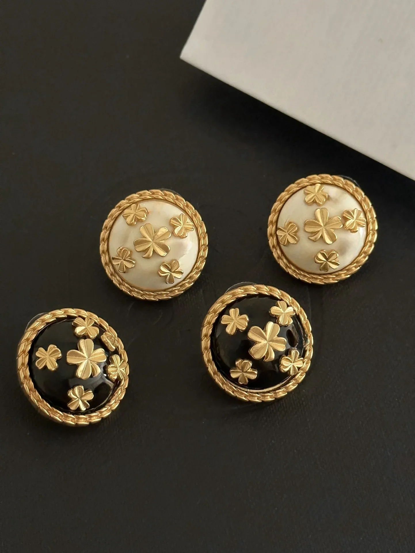 

Stylish and exquisite with a small range of new earrings