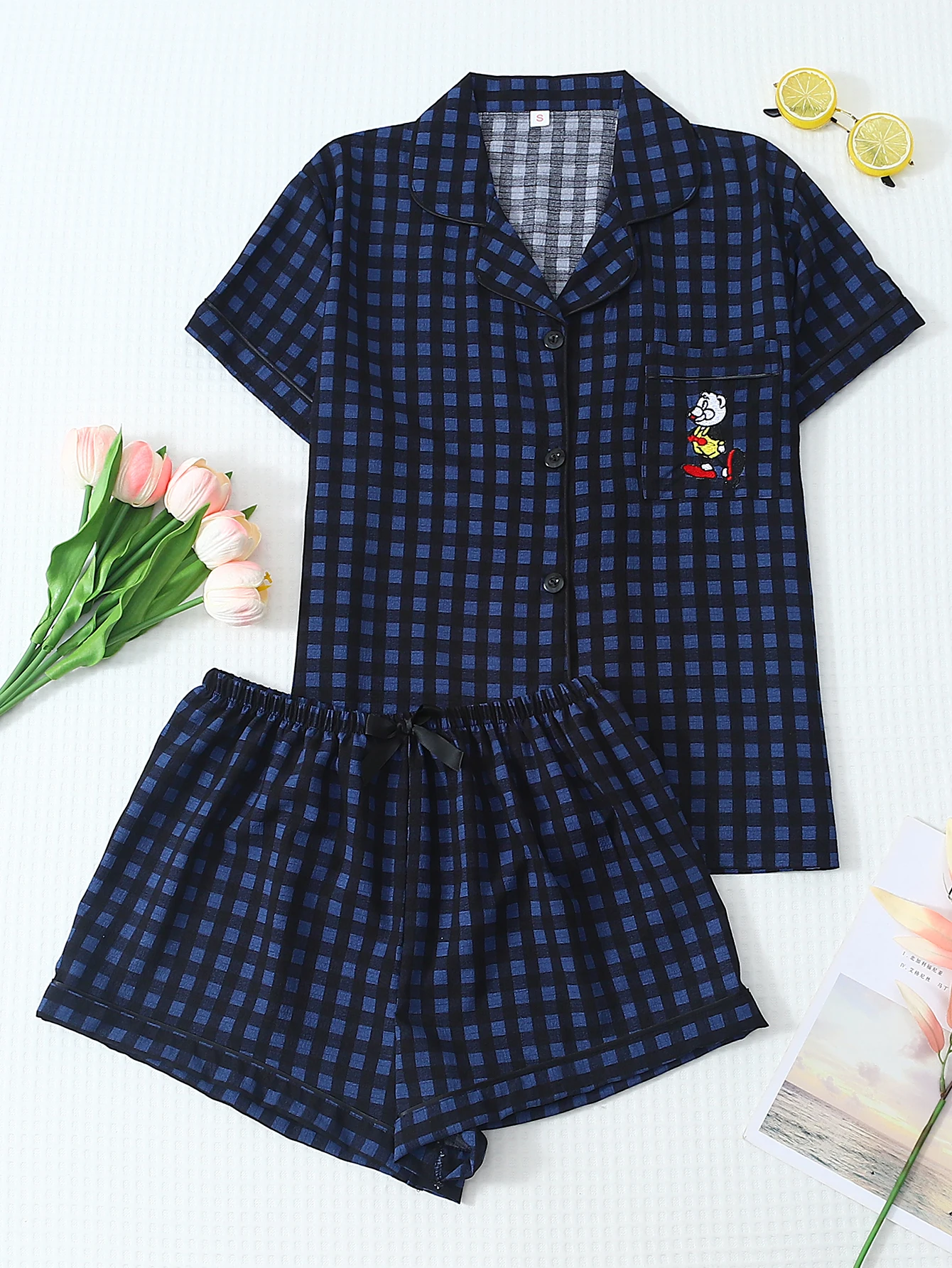 Two-Piece Comfortable Plaid Lapel Button-Down Short-Sleeve Top with Pockets and Embroidered Duck Design, and Bow Shorts, Spring/Summer Women's Pajama Loungewear Set Suitable for Home Use