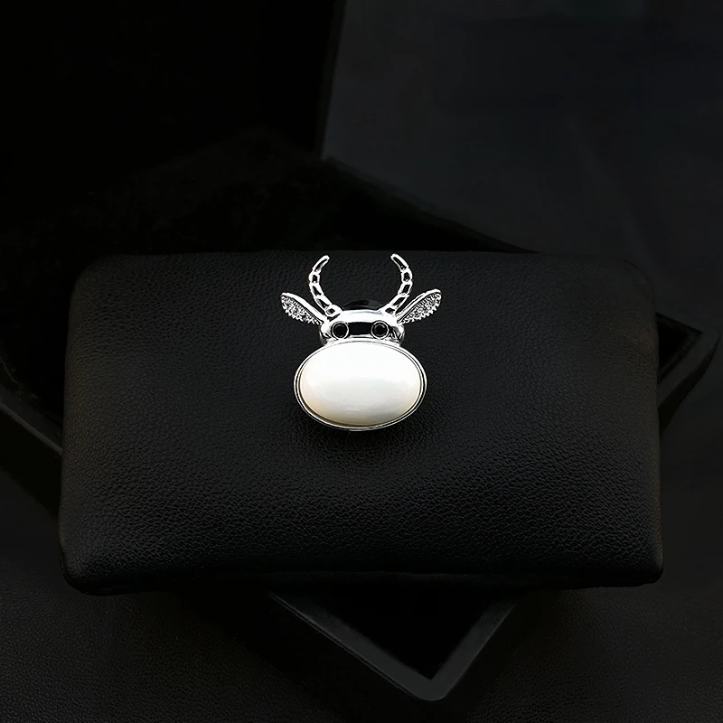 

Cow Magnetic Brooch for Women Men Suit Seamless Collar Pin Animal Lapel Decorations Rhinestone Jewelry Clothing Accessories 3587