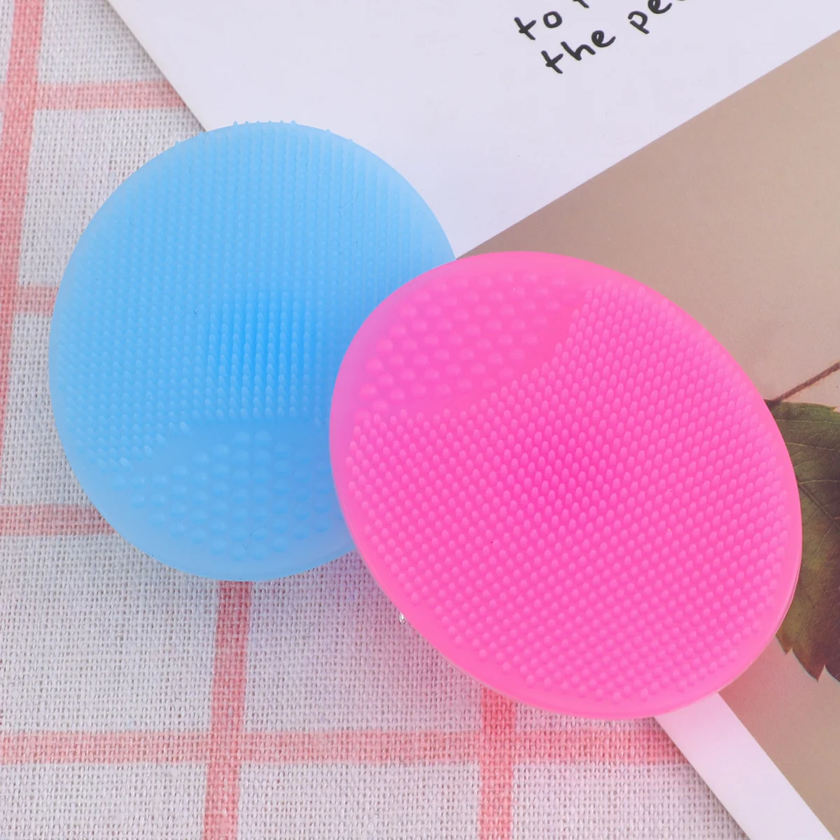 แปรงทำความสะอาดผิวหน้าซิลิโคนระดับท็อป 2 ชิ้น ด้ามจับกันลื่น ออกแบบสำหรับผิวบอบบาง สีฟ้าชมพู
