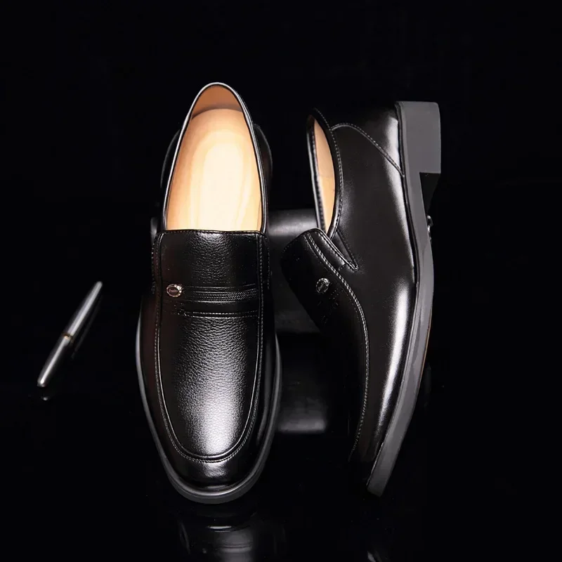 Homens de couro sapatos formais marca de luxo 2024 mocassins masculinos vestido mocassins respirável deslizamento em sapatos de condução pretos plus size 38-44