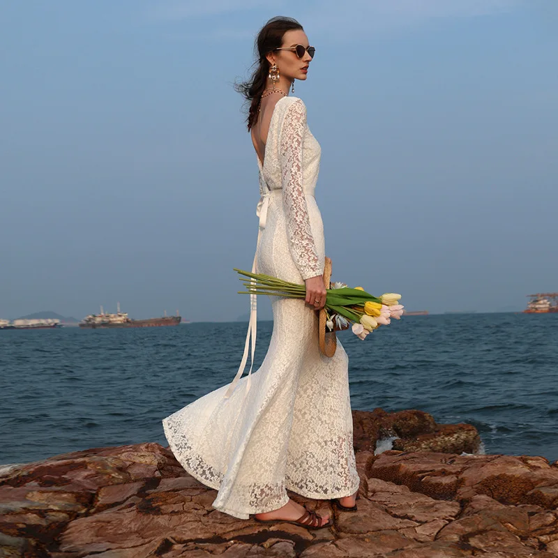 Suknia ślubna w kolorze białym, wyszczuplająca, z temperamentem, koronkowa, z odkrytymi plecami, na zaręczyny, z trenem typu rybka, na bankiet, szyta na miarę.