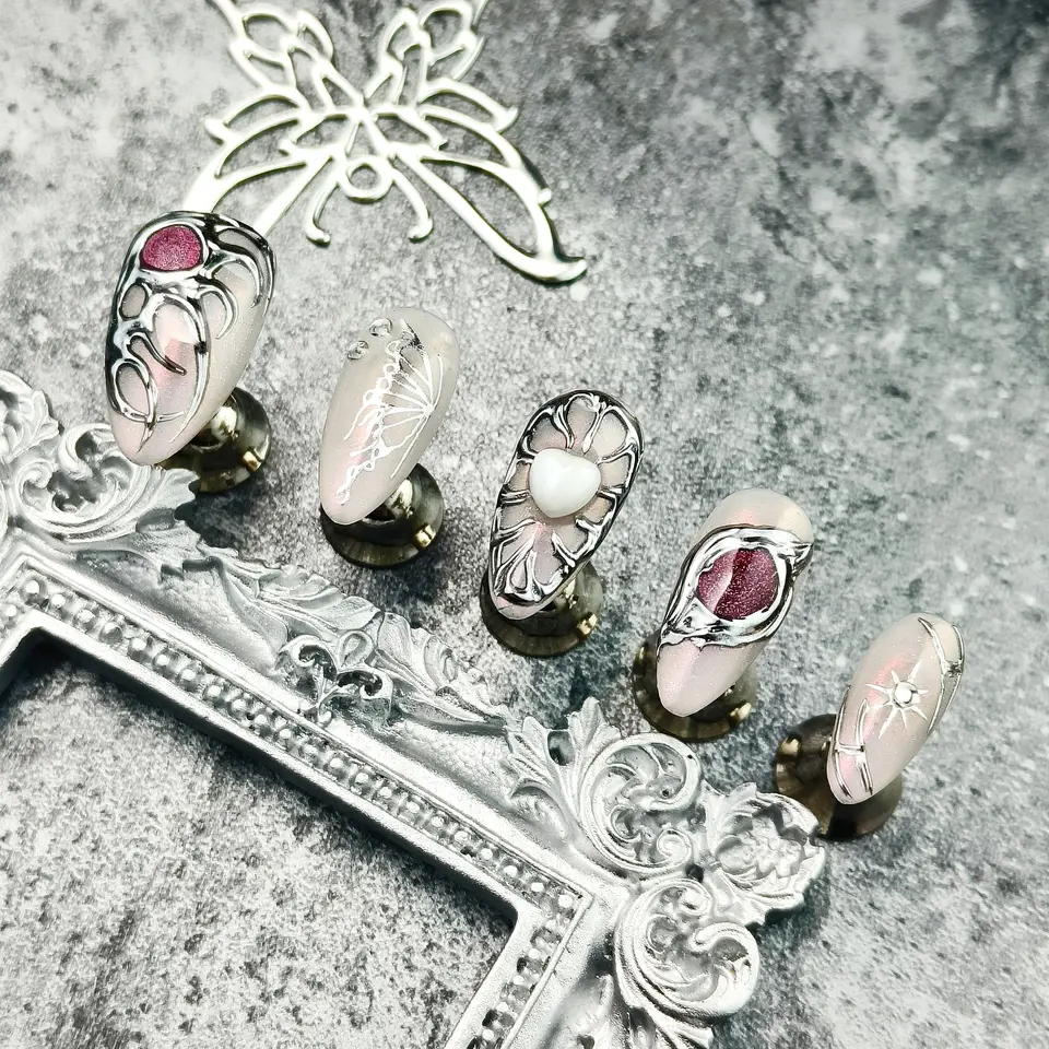 10 piezas de uñas postizas extra largas en forma de almendra, hechas a mano, rosa plateado con corazones y gemas 3D, diseño gótico, ideales para verano y acción de gracias 5