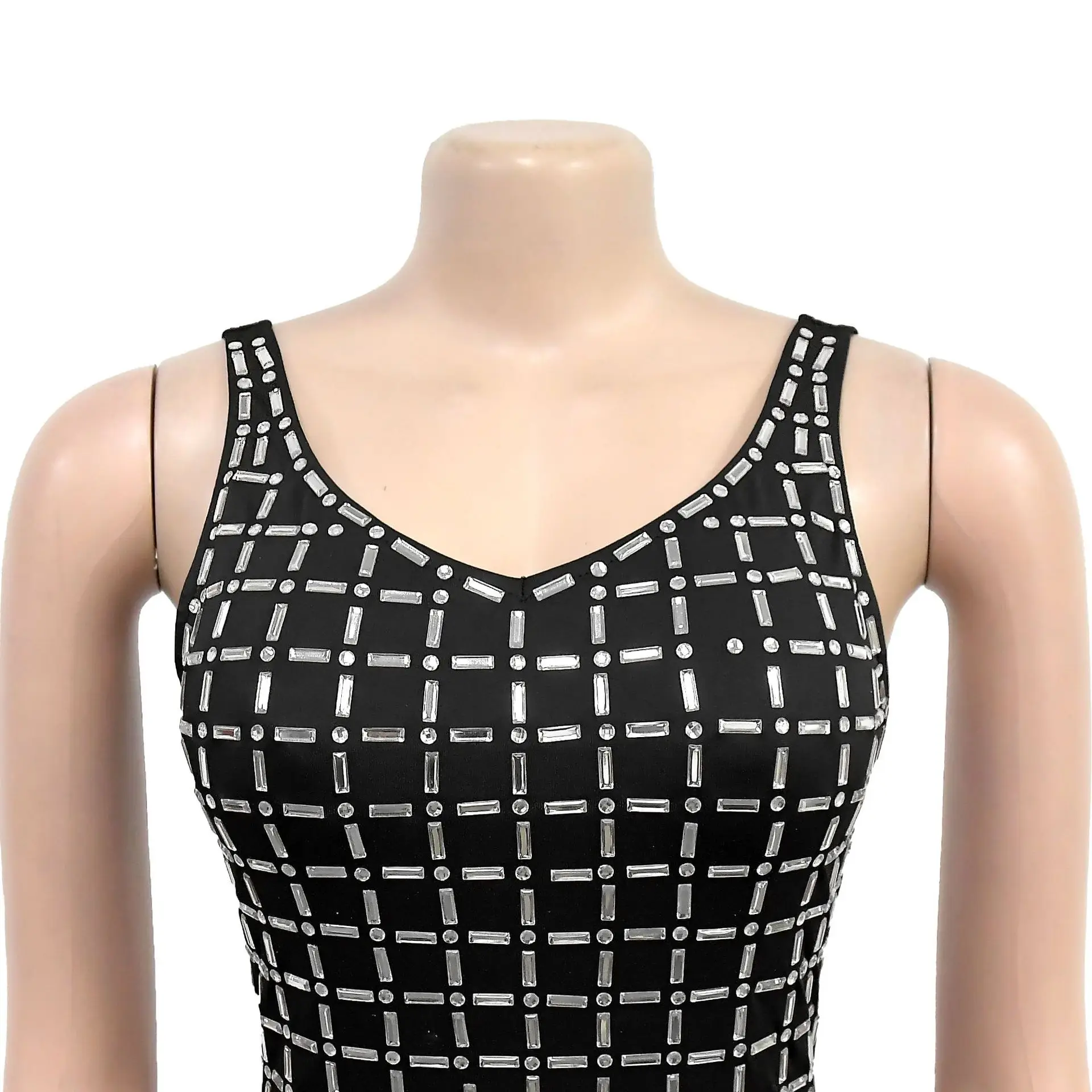 فستان حفلة موسيقية فاخر نحيف سادة بدون ظهر ورقبة على شكل قلب فساتين سهرة نسائية أنيقة فساتين صيفية 2025 ملابس نسائية صيفية