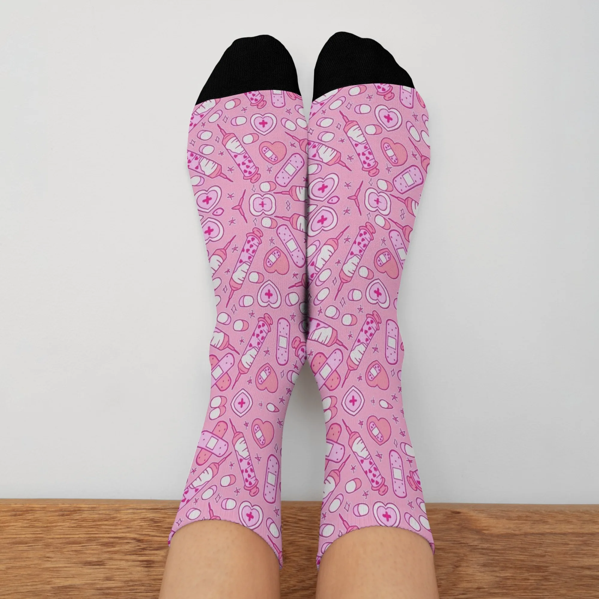 Entzückende, medizinische – inspirierte, skurrile Crew-Socken, lustige und verspielte Neuheit für trendige Erwachsene, lebendige und niedliche Musterdrucke