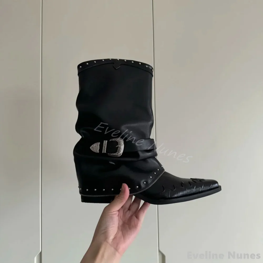 

Flame Rivet Pleated Knight Boots Women Pointed Toe Chunky Heel Belt Buckle Black Leather Mid Calf Boots 2025 New Retro Boots