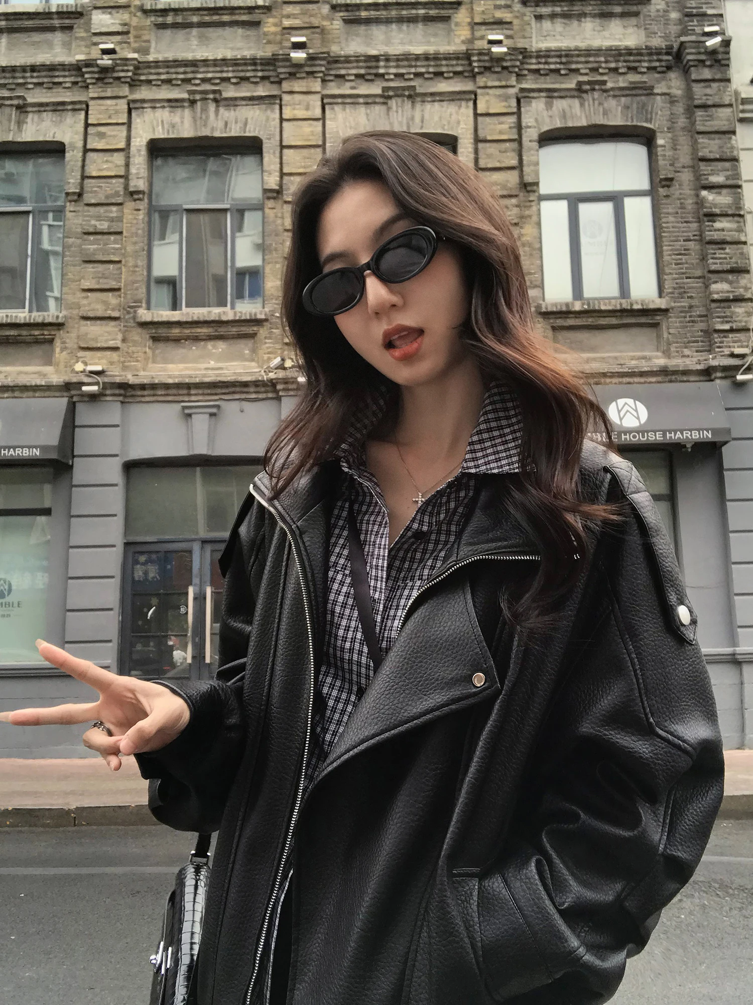 Jaqueta Feminina Mulvan Americana de Couro PU Preta Estilo Vintage Motoqueiro Solta Manga Longa com Mistura de Algodão