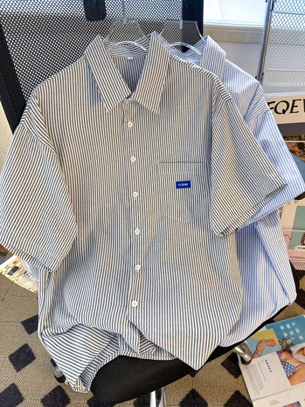 

Летняя мужская рубашка в полоску с коротким рукавом, свободного кроя, тонкая, повседневная, молодежная, трендовая, не требует глажки, с острым воротником