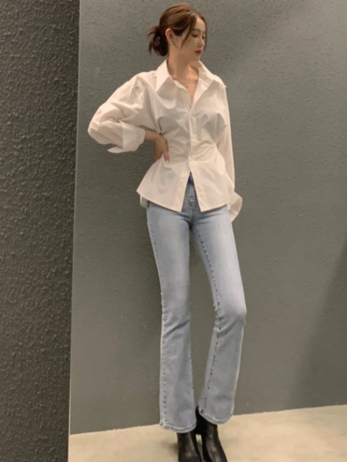 เสื้อผู้หญิงสีขาวสไตล์เรโทร คอปก รัดเอว ใส่เป็นเสื้อตัวในได้ ใช้ได้หลายแบบ ดีไซน์เล็กกะทัดรัด เหมาะสำหรับใส่ไปทำงาน