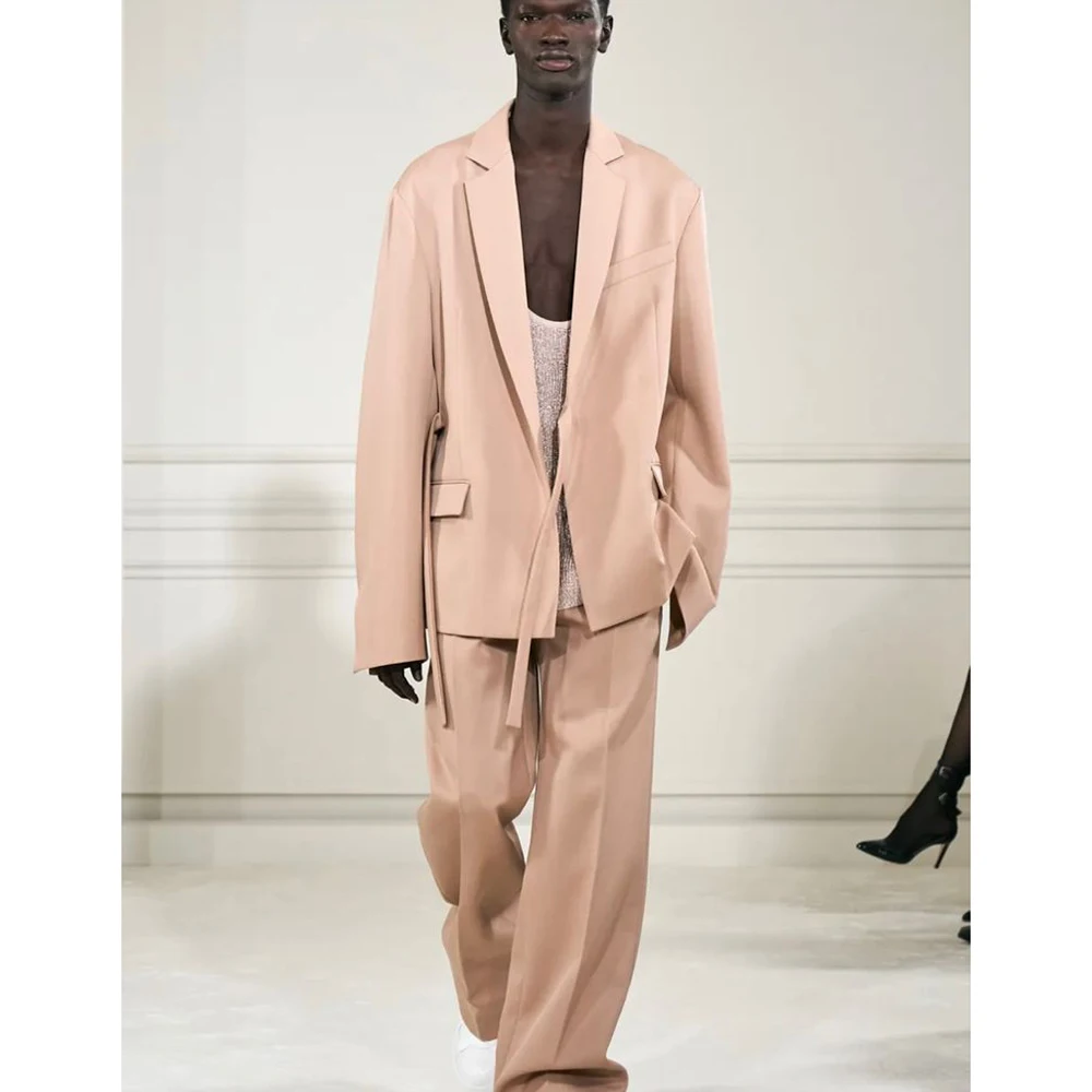 

Мужской костюм-двойка (пиджак и брюки) в нежно-розовых тонах с ремнями, с отложным воротником, свободного кроя, для вечеринок и повседневной носки