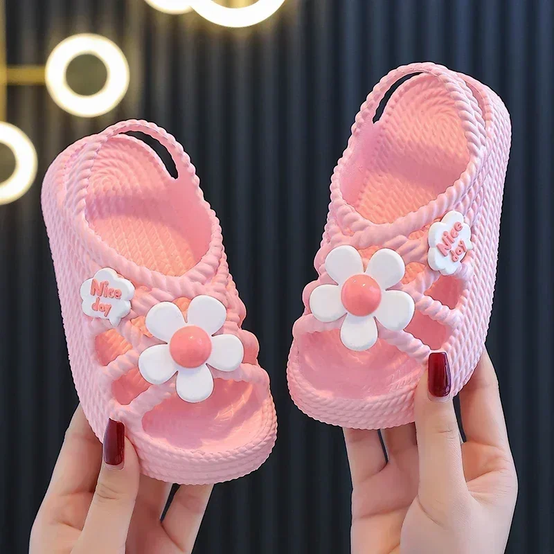 

New Summer Aged 2-8 Children Slippers Flower Pattern Lithe Comfort Sandal For Girls Non-slip Seabeach Flip Flops Home Kids Shoes