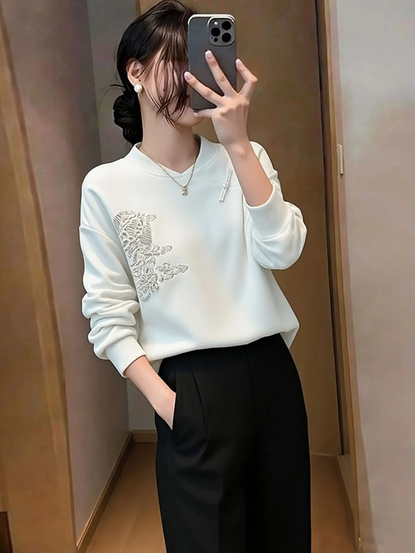 

Женская футболка с длинным рукавом и пуговицами, свободного кроя, модный базовый топ для повседневной носки, подходит для весеннего гардероба.