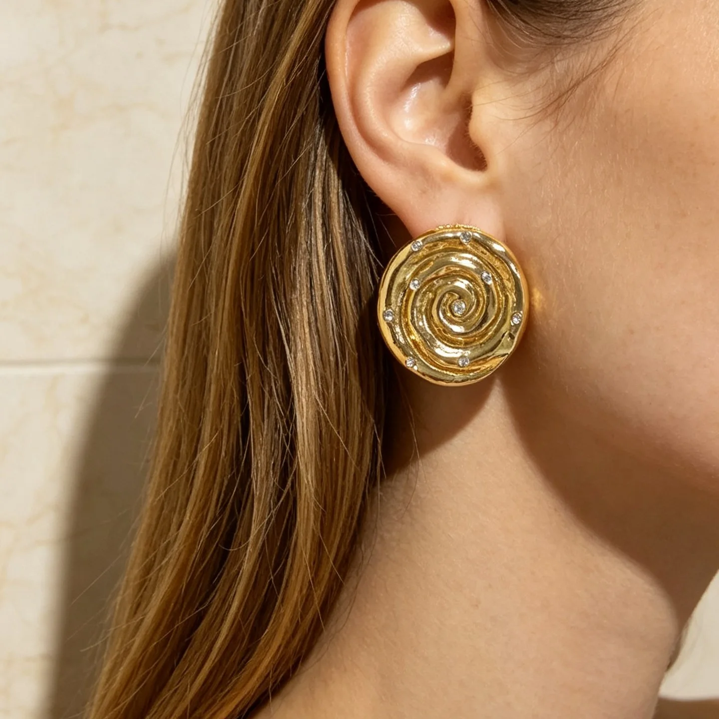 Three-dimensional rotary pattern threaded earrings ins trendy fashion earrings spiral flash diamond round stud earrings women