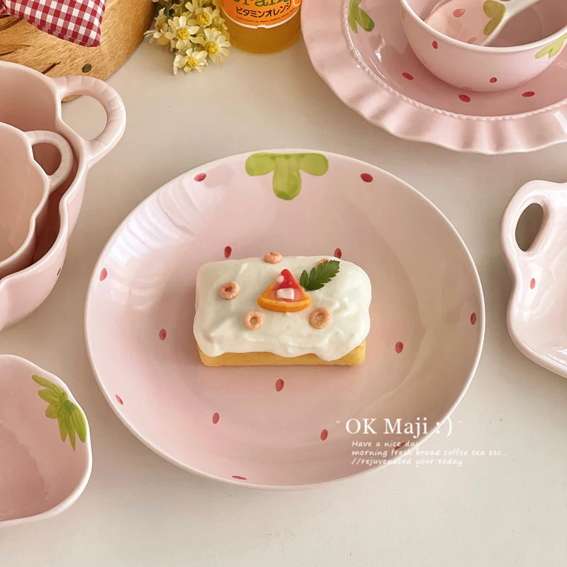 

Розовые керамические тарелки для ужина с клубничным узором, круглые сервировочные тарелки с подглазурной росписью, креативная милая посуда для десертов