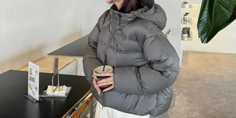 سترة نسائية من القطن بأسلوب قصير 2025 معطف قطني فضفاض جديد بغطاء للرأس شتوي سترة قطنية خفيفة الوزن ملابس خارجية