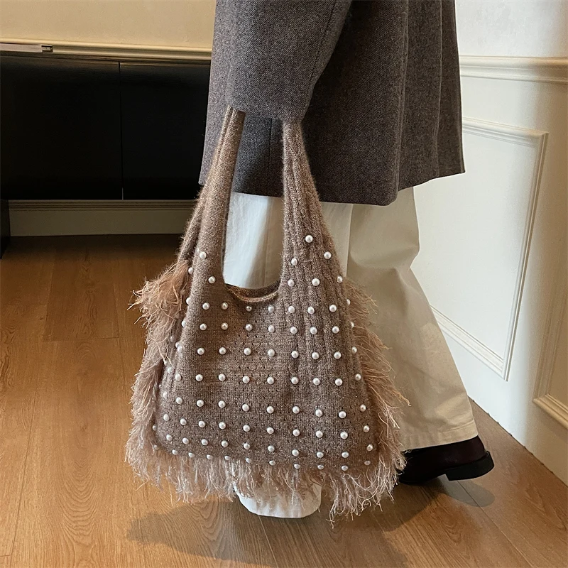 

High End Knit Underarm Bag for Women 2025 Autumn Winter New Collection Unique Pearl Decor Tassel One Shoulder Commute Tote Bag