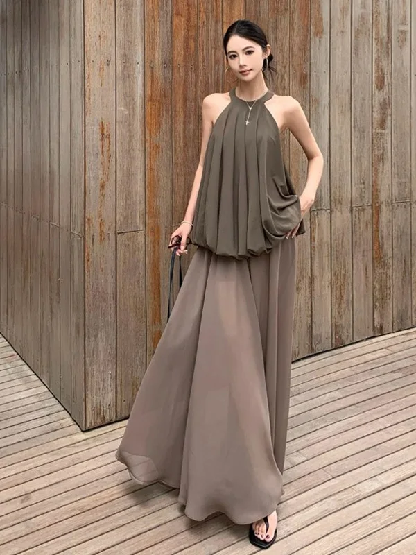 

Комплект в корейском ретро-стиле: топ-халтер с цветочным принтом и юбка миди. Женский летний костюм-двойка с драпированной юбкой для офиса.