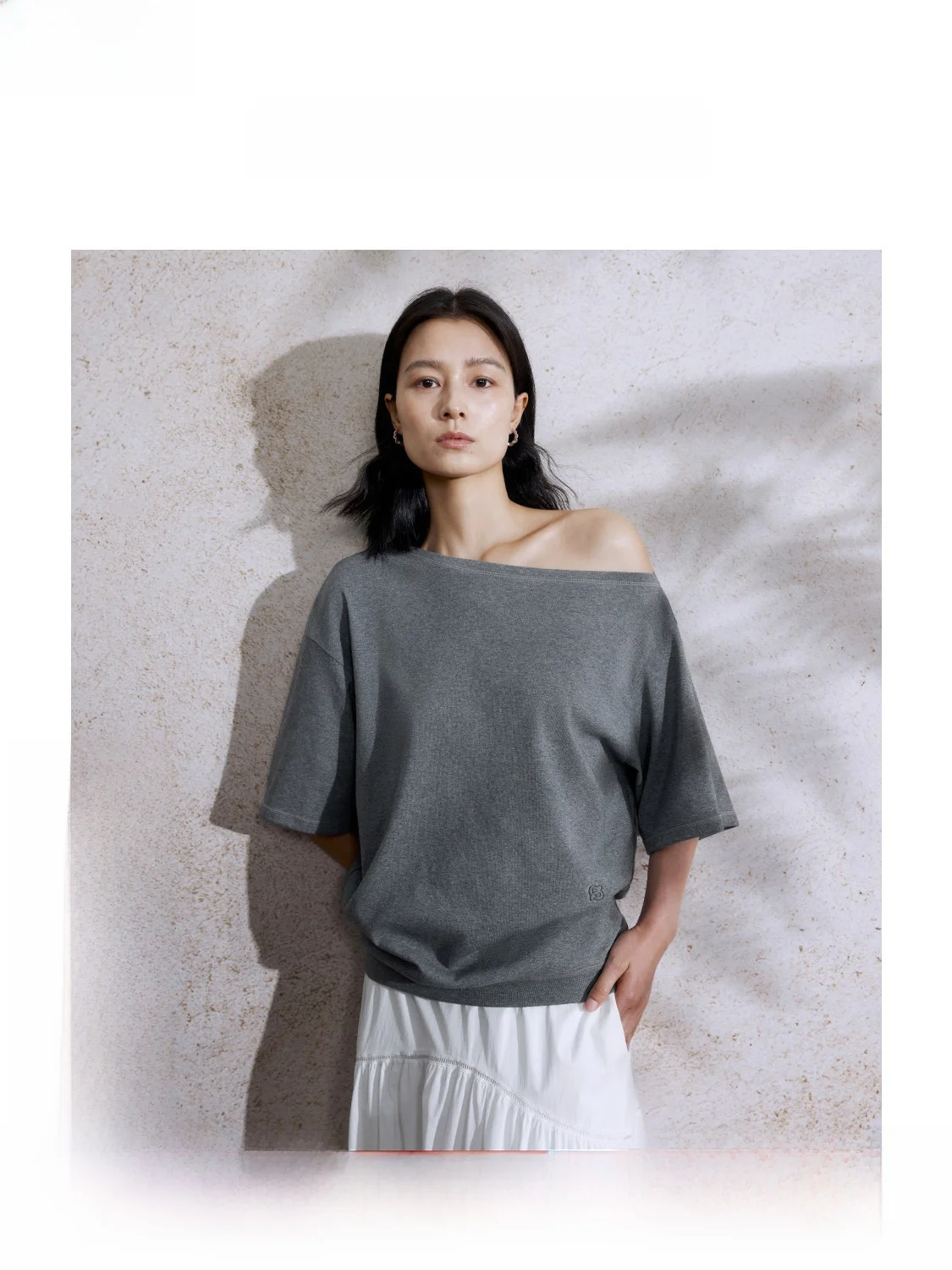 

Свободная футболка на одно плечо с коротким рукавом, повседневная, из смесового хлопка, комфортная посадка, летняя новинка, женский топ