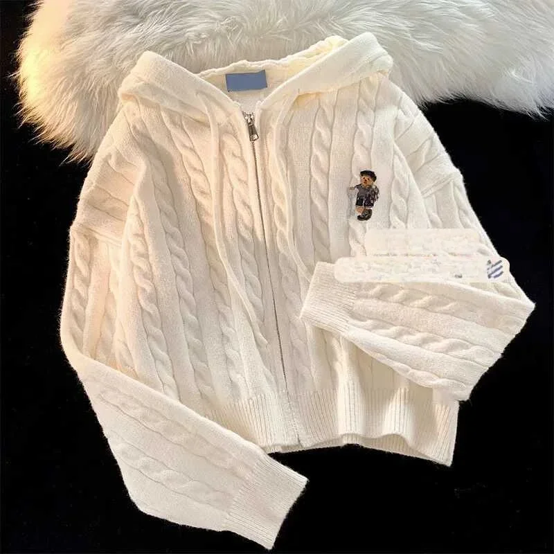 Cappotto in maglia corta jacquard con orso Kawaii donna autunno inverno maglione lavorato a maglia con cerniera sottile Y2k maglieria con cappuccio di alta qualità