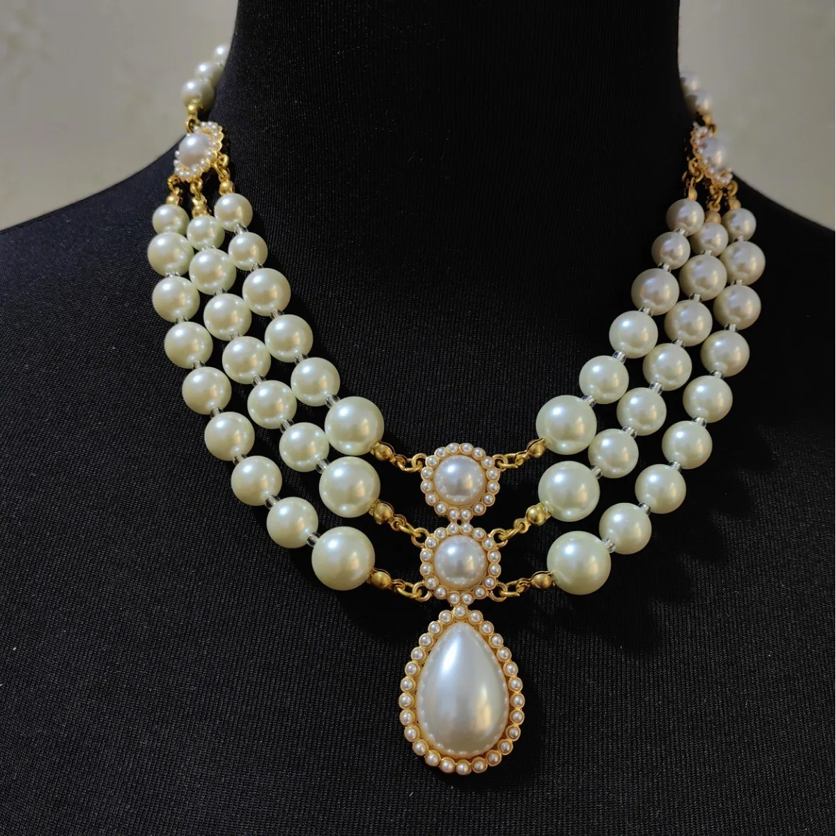 3 Layer Multi Strand Faux Pearl Necklace Women Vintage Teardrop Pendant Gold Tone Statement Necklace for Wedding Party Banquet