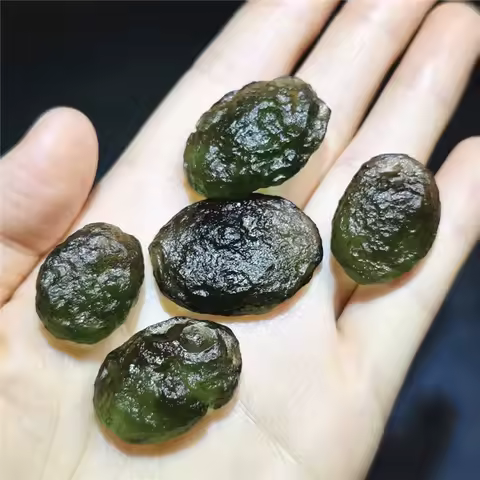 5-25g Quality Natural Moldavite Green Aerolites Crystal Stone for Pendant Energy Apotropaic Czech Meteorite Mineral Specimen 1pc