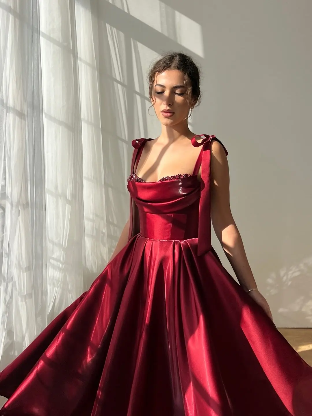 Strapless Bordeaux Satijnen Avondjurk met Strik Gezwollen Heldere Taft A-lijn Midi Galajurken Vintage Kanten Ruches Feestjurken