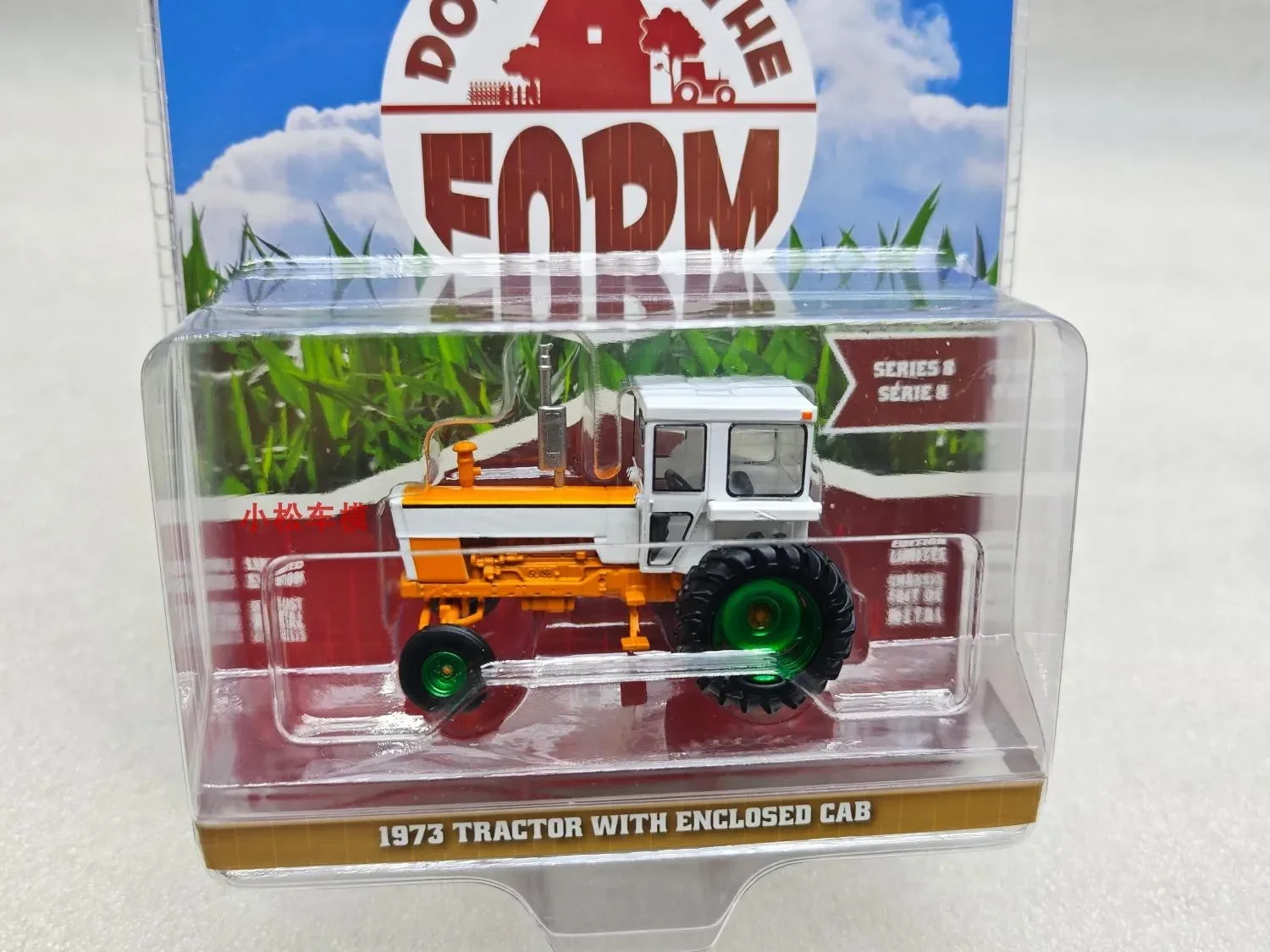 Green Light 1:64 On Farm 8-1973 Traktor Kabin Tertutup - Oranye Dan Putih Green MachineModel Mobil Koleksi Hobi Mainan Hadiah