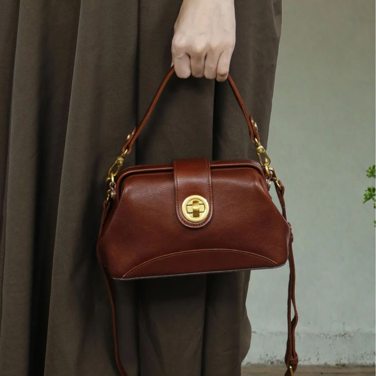 2026 first-layer cowhide new versatile popular simple casual retro shoulder messenger bag