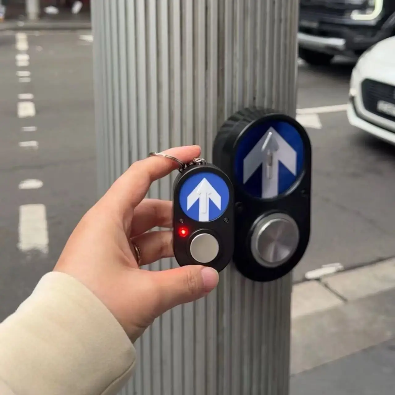 Kreativer Schlüsselanhänger mit Gehweg-Ampelknopf, Klangzubehör, exquisites Geschenk, Gedenkgeschenkanhänger – Detail 2