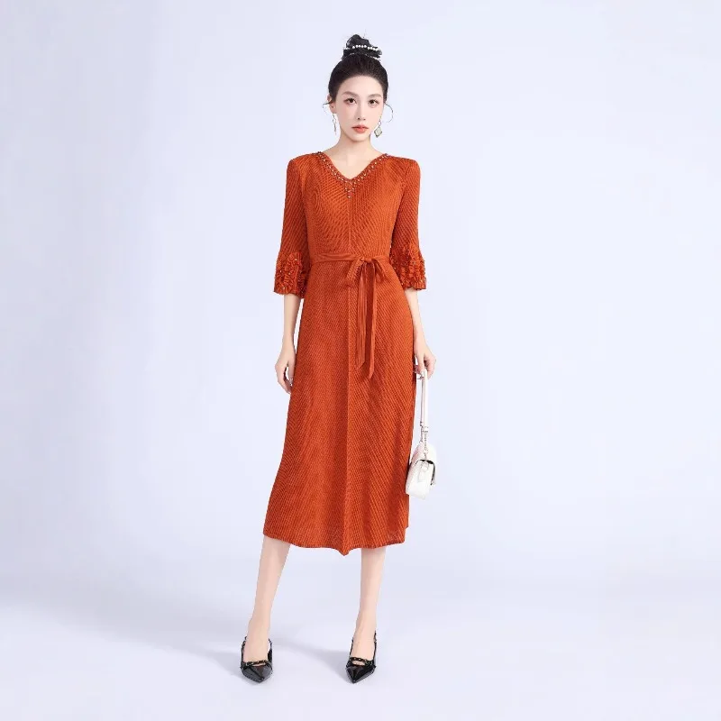 Sukienka damska na wiosnę 2026, długa, plisowana w stylu Miyake, jednolita, z dekoltem w serek, zdobiona koralikami, wiązana, codzienna, uniwersalna, podkreślająca temperament.