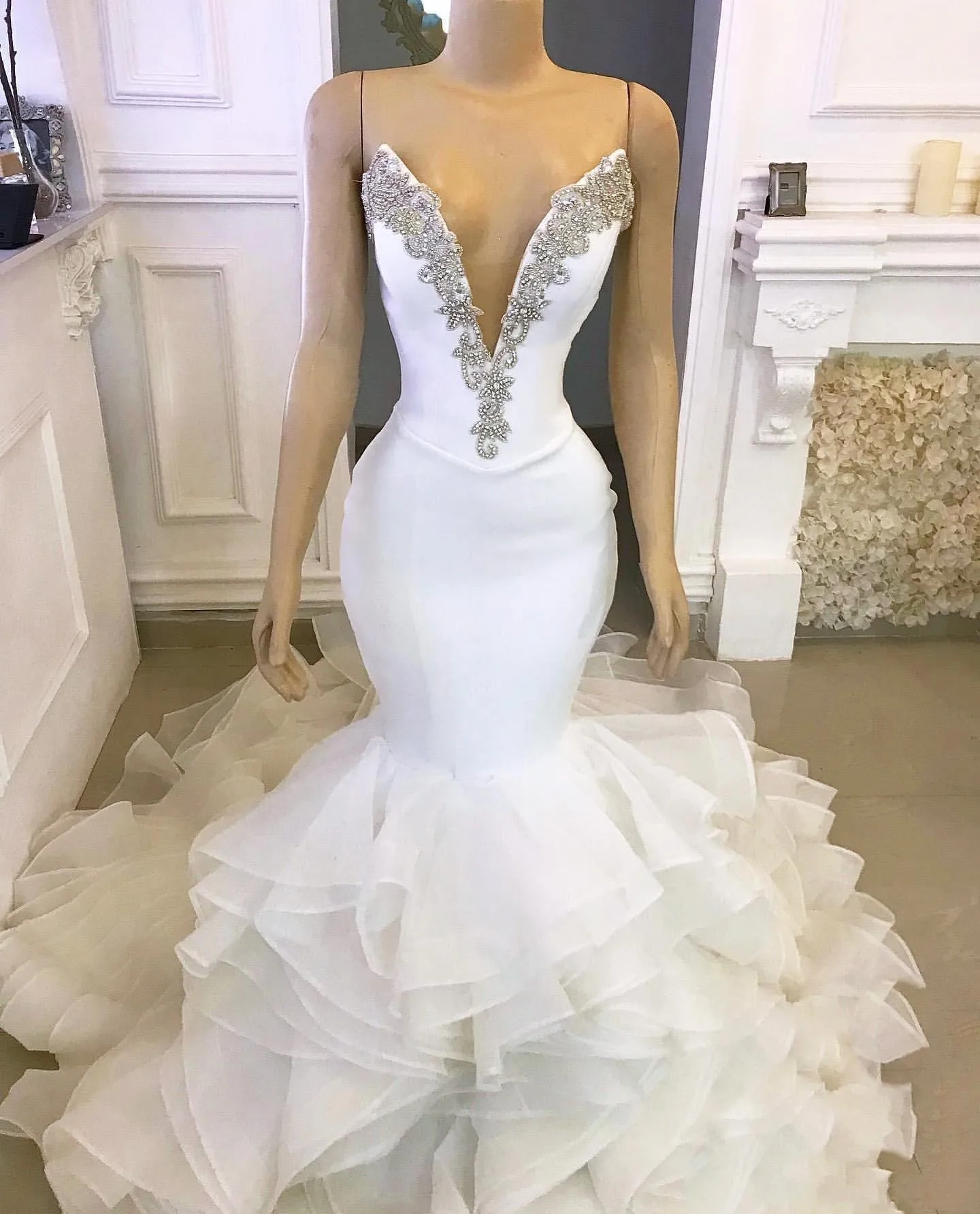 Customized  Beads Crystals V Neck Wedding Dresses 2025 Robe De Mariee Sleevless Organza Cascading Ruffles Mermaid Bridal Gowns