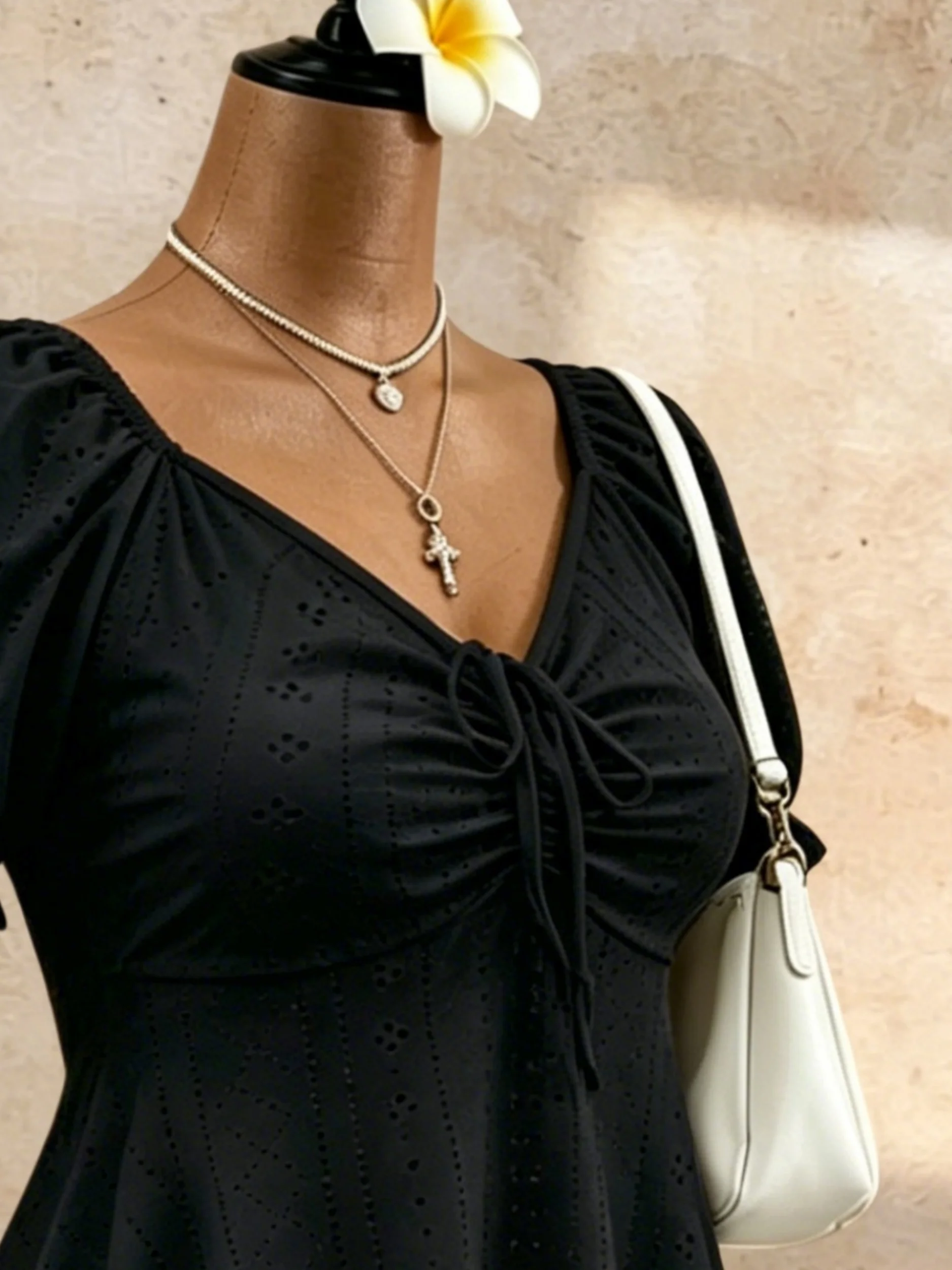 Damen-Bluse mit eckigem Ausschnitt, Puffärmeln, Kordelzug, gerafftem Rüschen-Design und Lochstickerei, Peplum-Stil, Sommer 2026, Y2K, einfarbig Schwarz, Freizeit, Urlaub – Detail 5