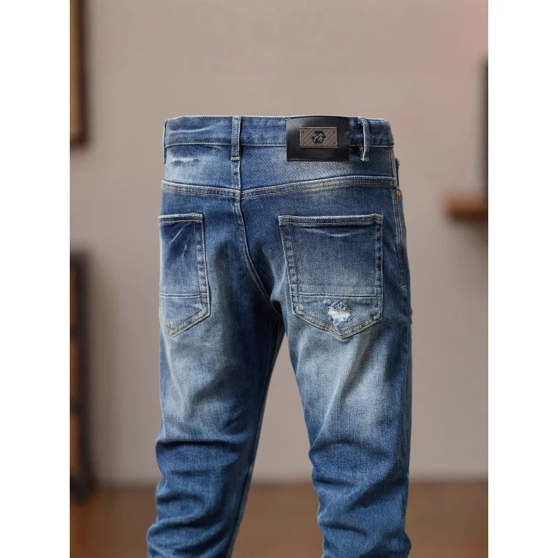 جينز أزرق كلاسيكي للخريف بتصميم فتحة للرجال، ملابس رجالية 2025 نمط جديد للشارع بنطال ساق صغير رائع ونحيف