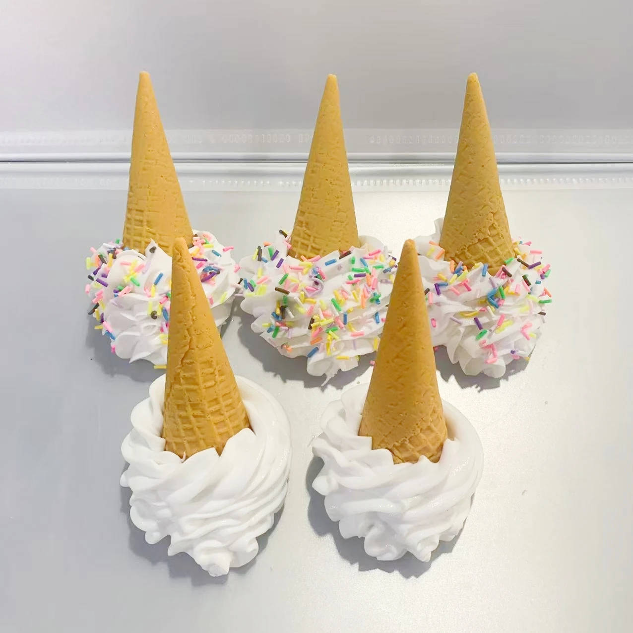 decoracao-de-cone-de-sorvete-derretido-realista-e-interessante-ornamento-duravel-com-design-realista-para-fotografia